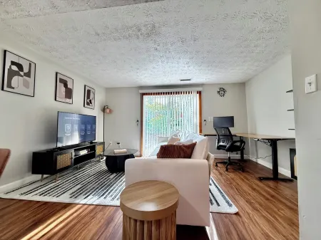 Charming 2-bedroom townhome with WiFi, AC in peaceful White Marsh