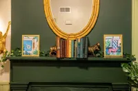 The Jungle Nook: Themed,Steps to Forsyth,King Bed,Grill,Games,Picnic Basket