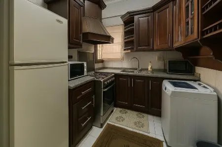 Downtown 2BR- Smart TV, Wi-Fi,Work Desks & Balcony Отели рядом с достопримечательностью «Катакомбы Ком-эш-Шукафа»