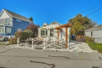 Walk to Beach: Water-view Abode in Portsmouth! - Homestays