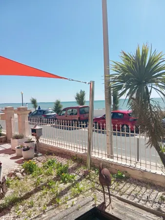 Maison Face à la mer Отели в г. Шателайон-Плаж