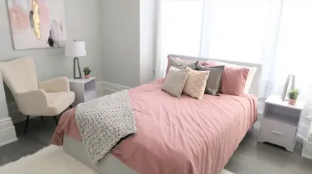 Beautiful Lakeside Heritage Home in BarrieBright and Spacious Stay Отели в г. Барри