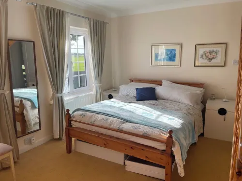 Peaceful gated retreat with a beautiful garden minutes from Ascot and Windsor.