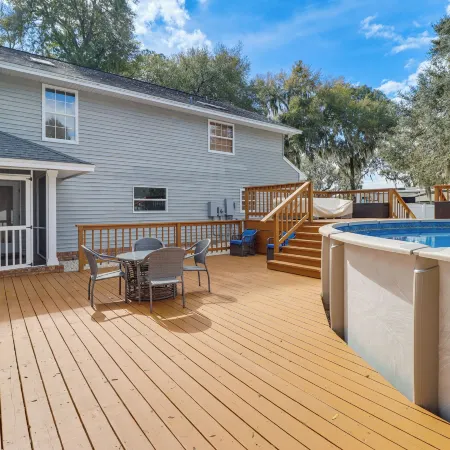 Private Pool & Lake Views: Family Home in Oxford
