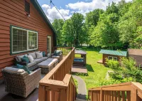 Cozy River Cabin - Sleeps 12 - Hot Tub - EV - Trails & Stevens Pass Nearby