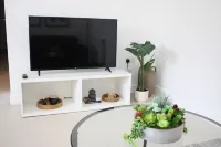 Spacious 2 Bed 2 Bath Apartment - Gatwick 10 min away!