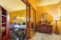 Downtown apartment of 180sqm offers WiFi a panoramic balcony.