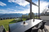 Luxury House with Panoramic View, Hot Tub & Private Parking