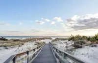 Ocean view Spacious 5-bedroom villa with heated pool jacuzzi & private beach Hotels in Lido Beach