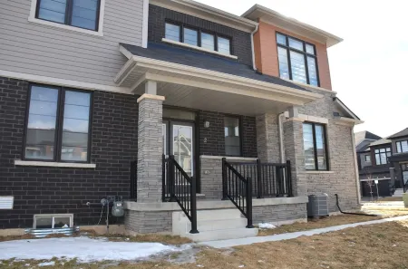 Luxury 4 BR Corner Home Near Niagara Falls – Perfect for Families & Groups!