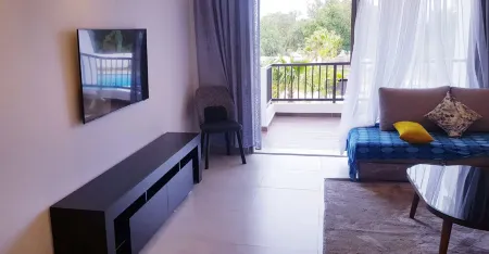 Pleasant & spacious apartment with two large balconies overlooking two swimming pools Отели рядом с достопримечательностью «Plage de Cabo Negro»