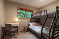 Family Cabin on Quiet Cul-de-Sac with Hot Tub and Cedar Sauna near Mt Baker