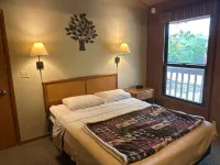 Eagle River Oak Tree House - Charming 2-bedroom house - Sleeps 6 Hotels in Washington
