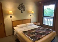 Eagle River Oak Tree House - Charming 2-bedroom house - Sleeps 6