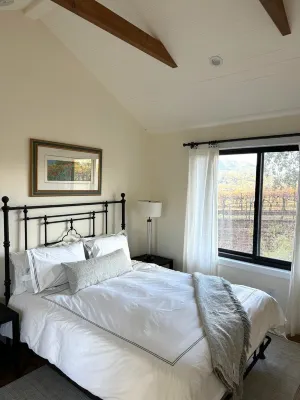 Luxury 2-br cottage on 30-acre vineyard property in enchanting Healdsburg