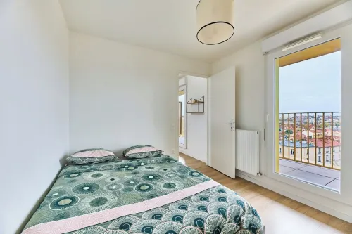 Parking and walking distance from RER B and metro (line 4)