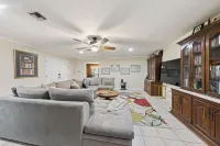 Charming 3-bedroom house with AC in Broussard Hotels in Broussard