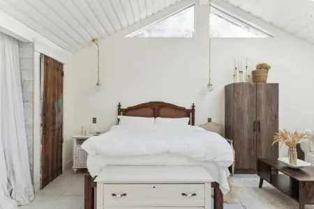 Elegant & Romantic Farmhouse, Natural Light!