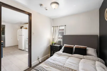 King Bed | Private Parking | Strong WiFi Отели рядом с достопримечательностью «Barrett Art Center»