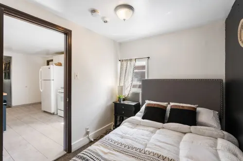 King Bed | Private Parking | Strong WiFi