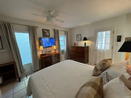 2-br apartment 1.5 blocks to beach in historic Ocean Grove with Peleton, Jaccuzi