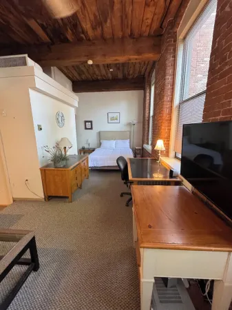Cozy studio in the heart of Downtown Mystic.