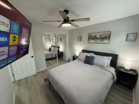 Charming 4-bedroom house with WiFi and AC in fabulous Lancaster