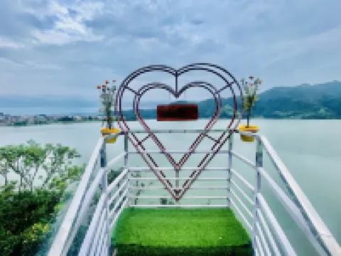 Romantic Lake View Hotel With Balcony, Bath Tub and own Restaurant