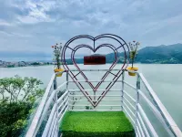 Romantic Lake View Hotel With Balcony, Bath Tub and own Restaurant