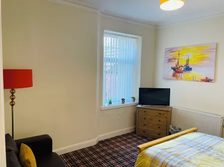 Cosy & spacious terraced house. Family & dog friendly Отели в г. Аннан