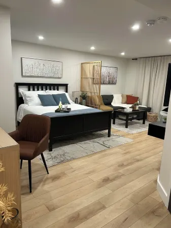 Brand new luxurious  basement studio apartment 5 minutes away from Frenchman’s Отели рядом со станцией Pickering GO