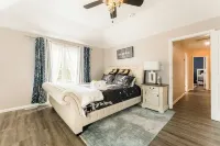 Hot Tub, Smart TVs, Spacious 5bedroom house in charming Bolingbrook with WiFi,AC