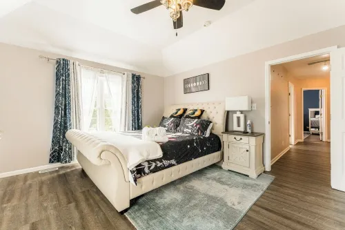 Hot Tub, Smart TVs, Spacious 5bedroom house in charming Bolingbrook with WiFi,AC