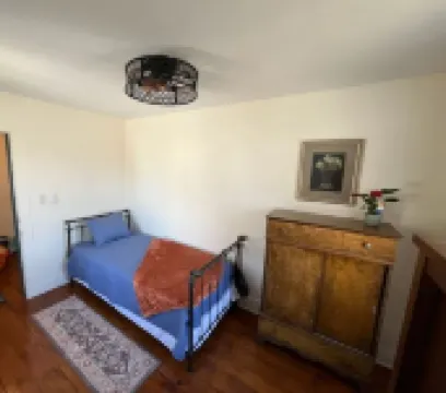 Charming 2-bedroom apartment above a country store in the heart of Gardiner!