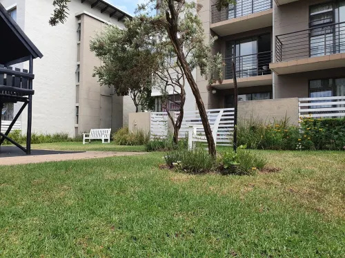 Enchanting apartment with WiFi in vibrant Dainfern, Sandton Hotels in Fourways