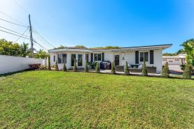 Luxury 3 Bedroom Private Home Walk to Beach