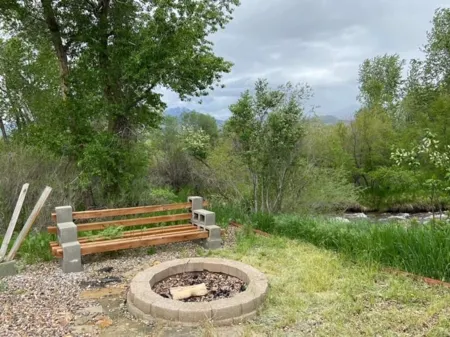 Charming 4-bedroom house on the creek in peaceful Sheridan Отели в г. Шеридан