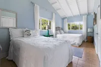 Moonflower 4 Bedroom Home Hotels in Gregory Town