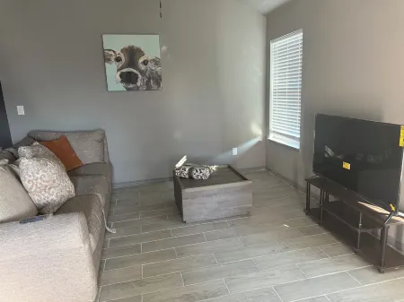 Welcoming 3 Bedroom Central to all Major Stops