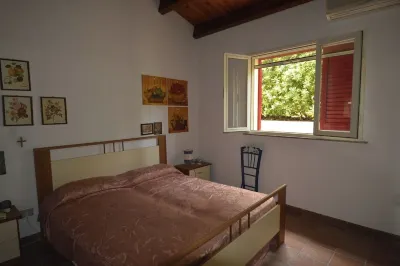 Detached villa facing the sea 8 beds Hotel in zona Ingresso spiaggia libera di San Lorenzo