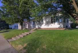 Charming 2-bedroom cottage with WiFi, AC in lovely Pella