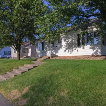 Charming 2-bedroom cottage with WiFi, AC in lovely Pella