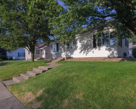 Charming 2-bedroom cottage with WiFi, AC in lovely Pella Hotels in Pella