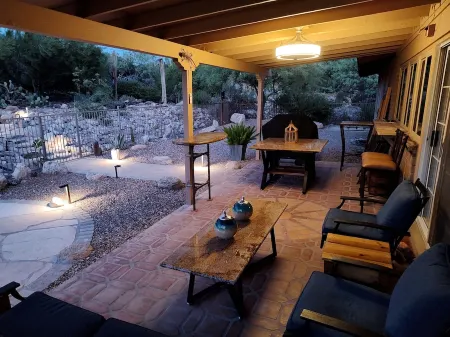 Peaceful Catalina Foothills retreat w/stunning views close to hiking & shopping