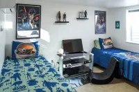 Backyard Oasis - Downtown - Retro Chic - King Bed