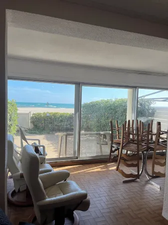 Carnon. F3 rental, first line. Feet in the water