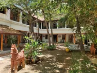 Private apartment in a restored cottage of a family estate with pool Các khách sạn ở 