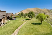 Relaxing 9,900 sqft 8B Rustic Estate on 40 acre Private Ranch with 2 Hot Tubs 대니얼 호텔