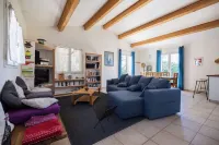 Located 5 minutes from the historic center of Uzès, in a wooded setting with swimming pool. Hotels in Montaren-et-Saint-Mediers