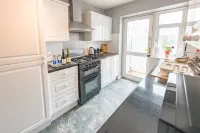 Cosy 3 Bedroom Family Home in Ruislip | Under 45 minutes to Central London Hotels in Ruislip